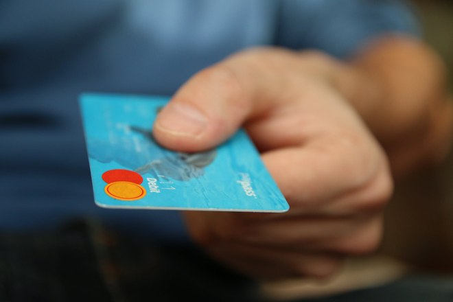 Dos tercios de los españoles paga con tarjeta de forma habitual