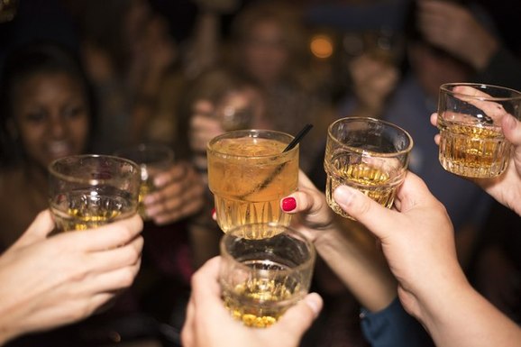 Bevande alcoliche in Italia: quando e con chi ci piace bere alcol