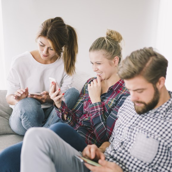 Secondo 7 italiani su 10, gli smartphone peggiorano la qualità del tempo trascorso insieme 